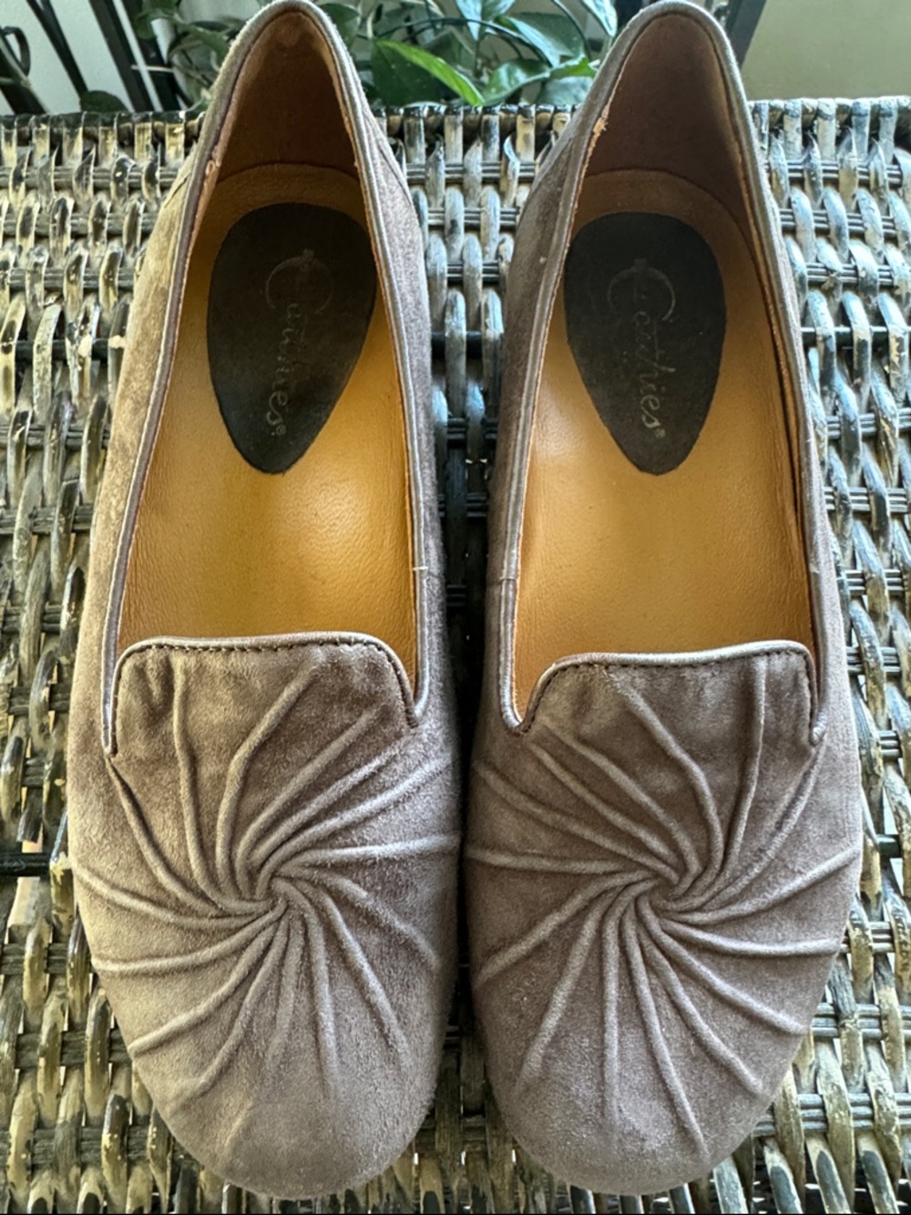 Earthies Zuma Dark Taupe Slip on Loafer
Women’s Size 5